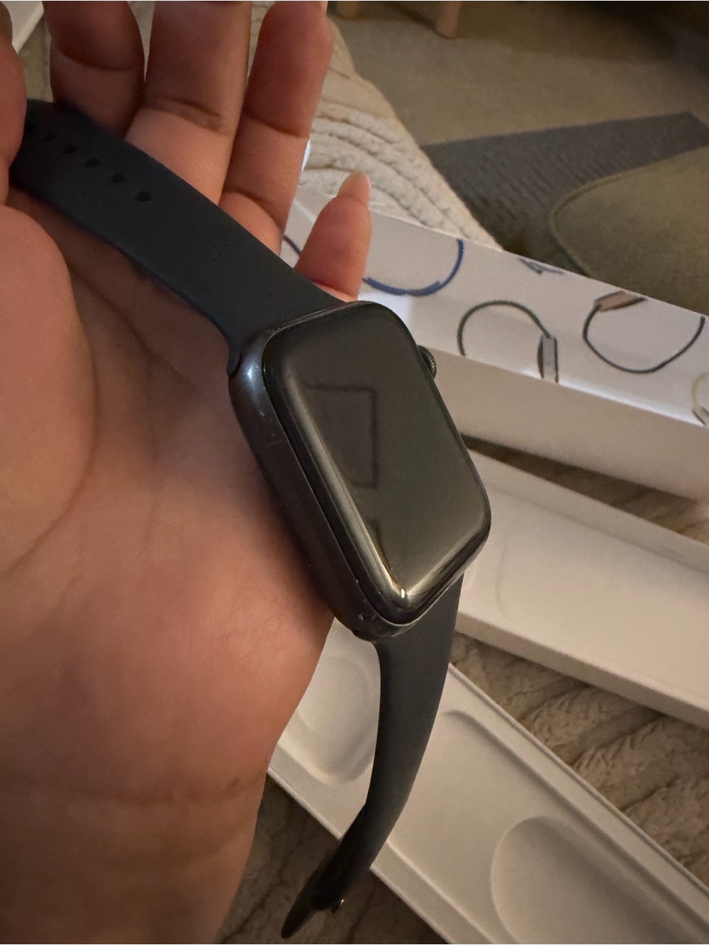 Apple Watch SE 44mm Space Gray Aluminum -Midnight Sport Band (no charger) - Picture 7 of 10